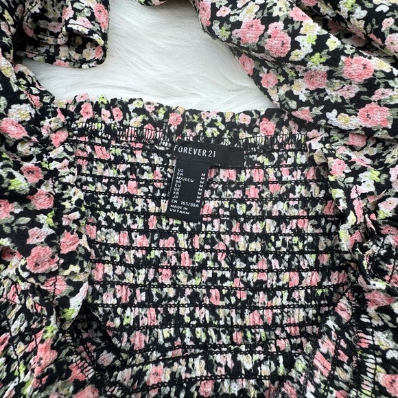 Forever21 Floral Cropped Ruched Top, Juniors Medium in black - Picture 3 of 4